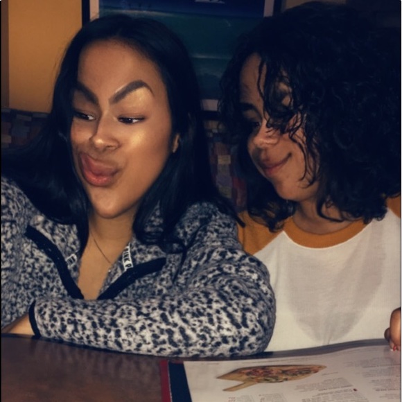 Meet your Posher,Sarah (Peaches Boutique) - Picture 6 of 8